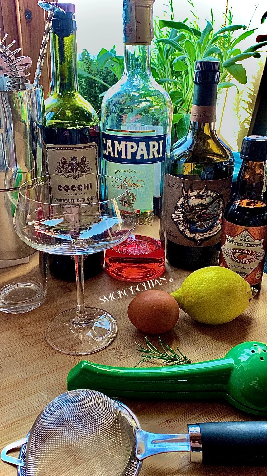 Preparazione di un cocktail con spirits e botaniche