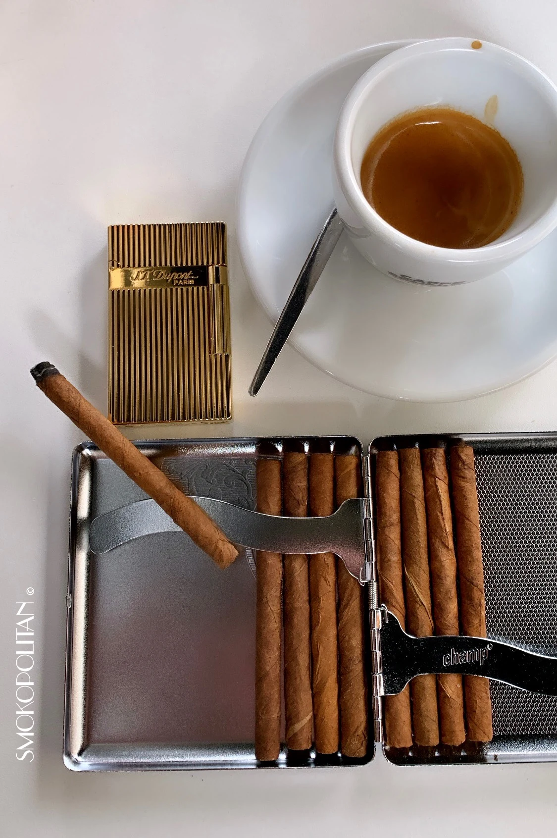 Caffè espresso, cigarillos e accendino Dupont