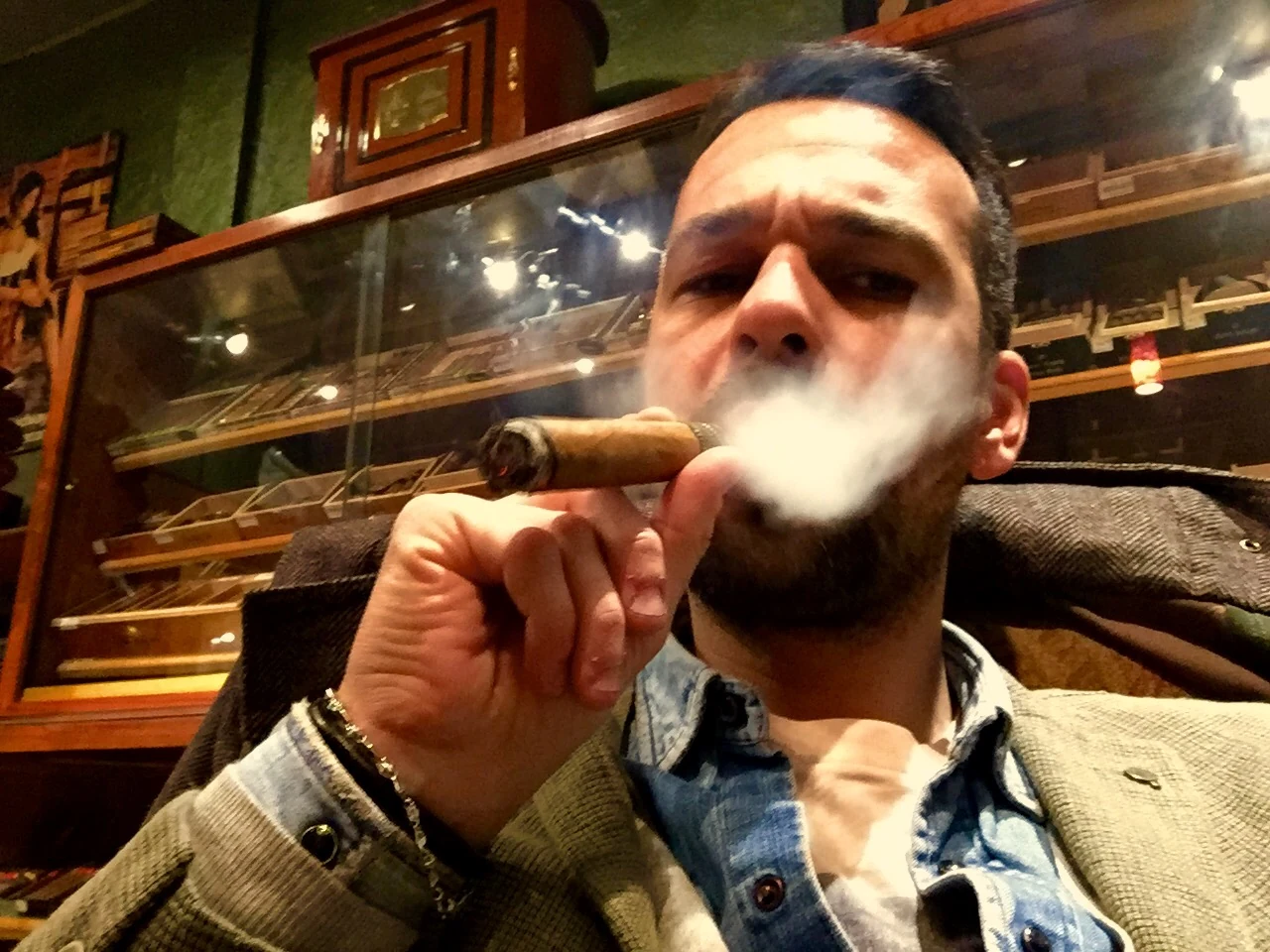 Alessandro in una cigar lounge a San Francisco
