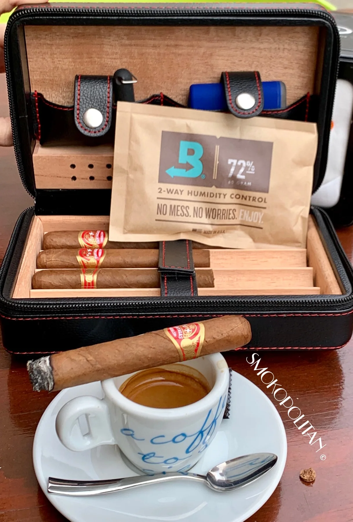 Humidor da viaggio con sigari e sistema di umidificazione