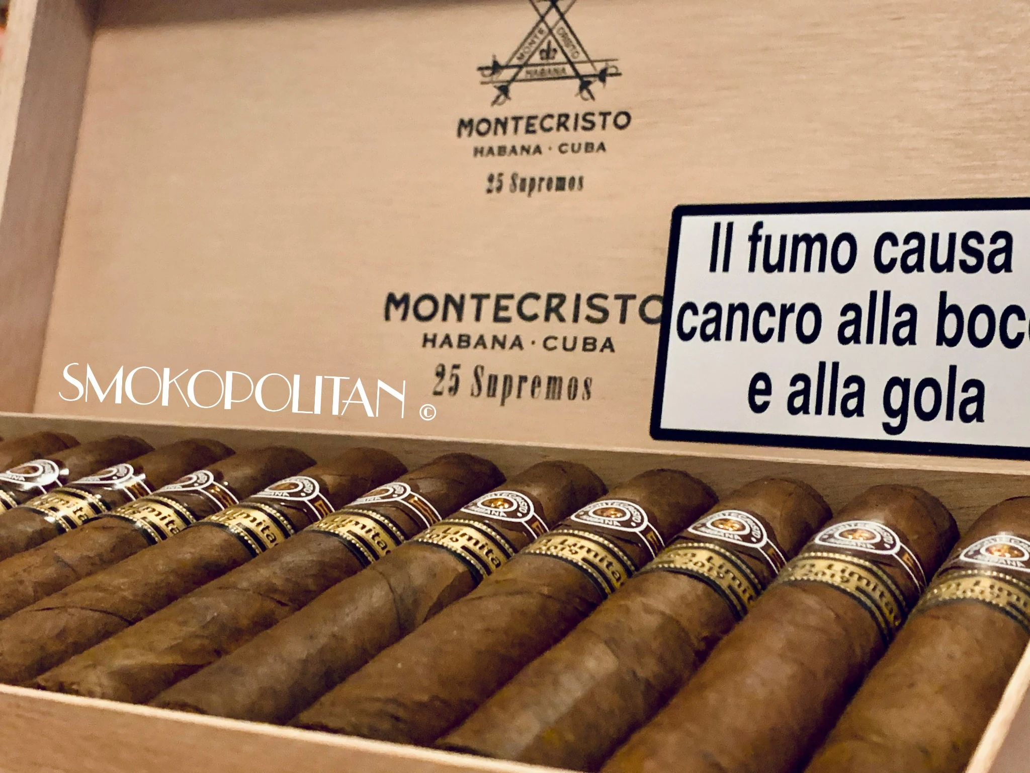 Scatola di Montecristo aperta con sigari allineati