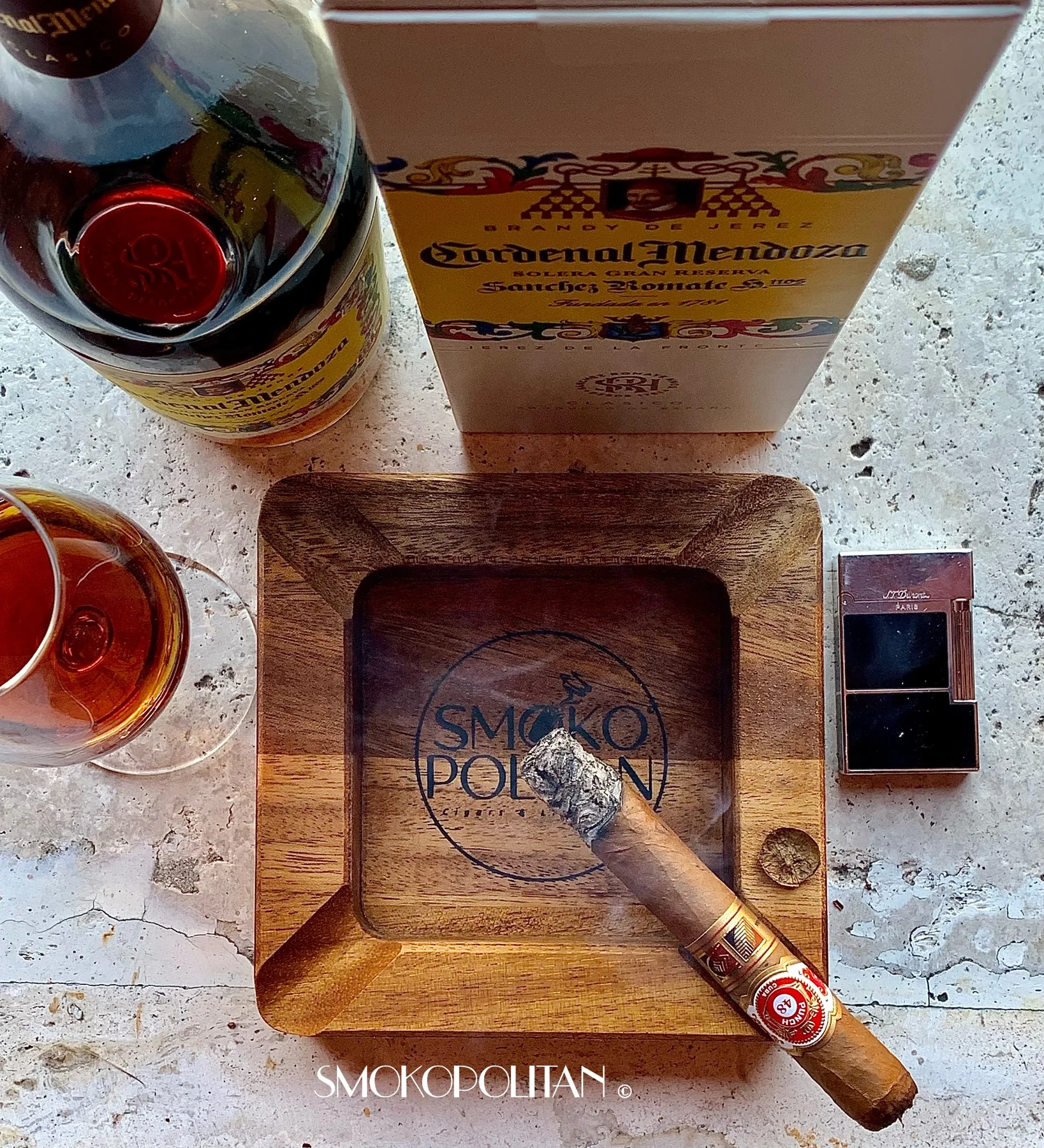Sigaro acceso con rum e posacenere Smokopolitan